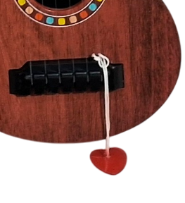 01 Violão Infantil com 06 cordas de aço e 06 tarraxas ajustáveis 01 Palheta Brinde